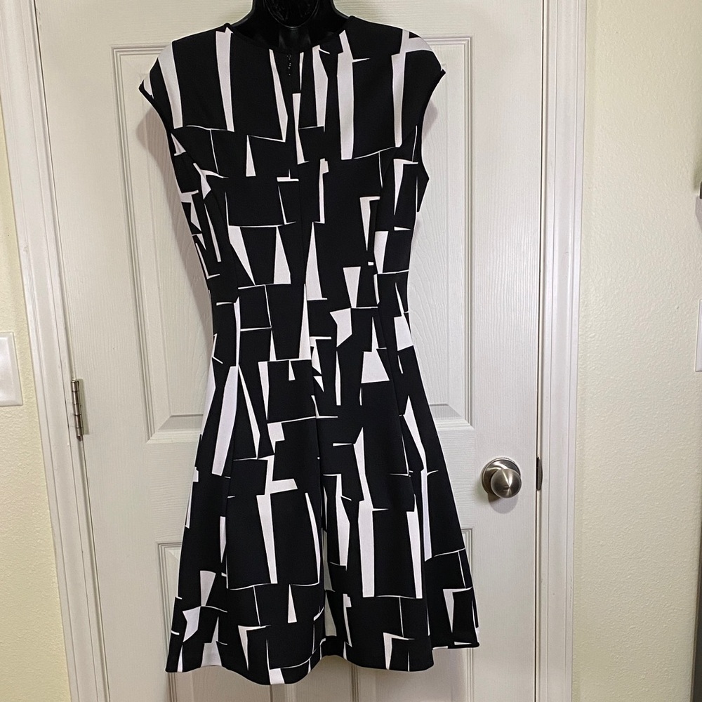 Vince Camuto Black and White Abstract Mini Dress - Picture 2 of 9